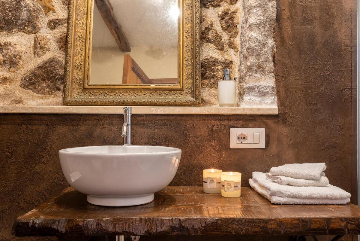 Esclusiva Dimora Storica nel cuore del Borgo Medievale---- Exclusive Historical House inside the Medieval Village - Housity