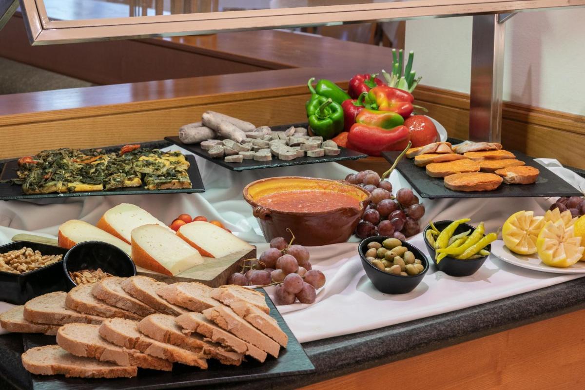 Comida en o cerca de este apartahotel