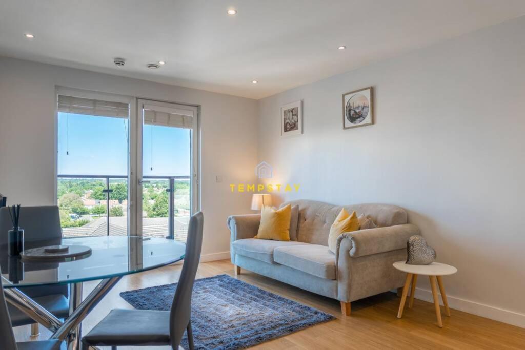 LONDON IN 15 MINS! STYLISH APARTMENT NEAR HEATHROW - Housity