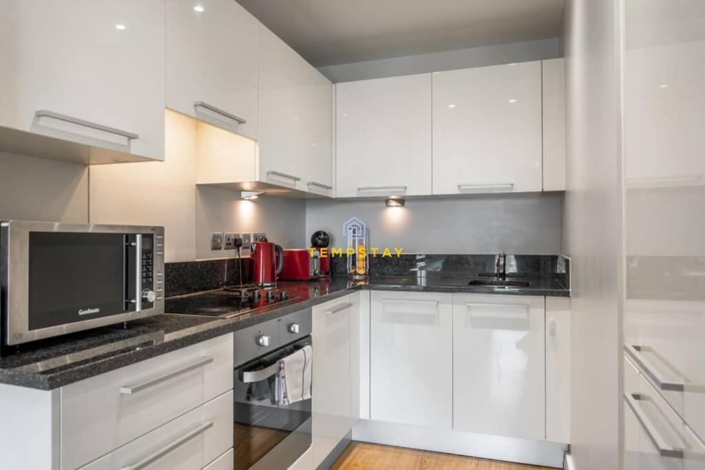 LONDON IN 15 MINS! STYLISH APARTMENT NEAR HEATHROW - Housity