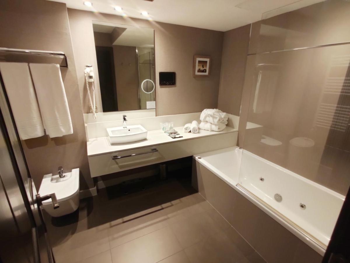 Un baño de Costa Esmeralda Suites