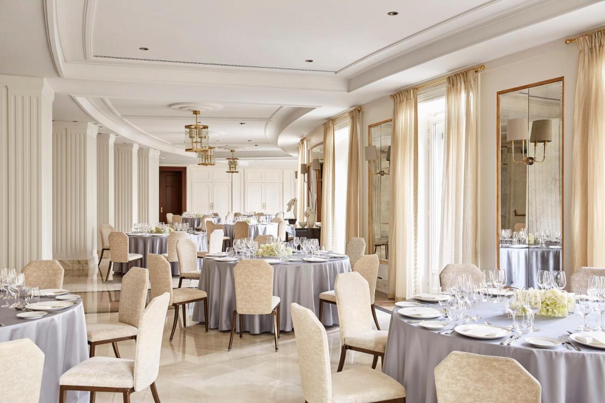 Un restaurante o sitio para comer en Four Seasons Hotel Madrid