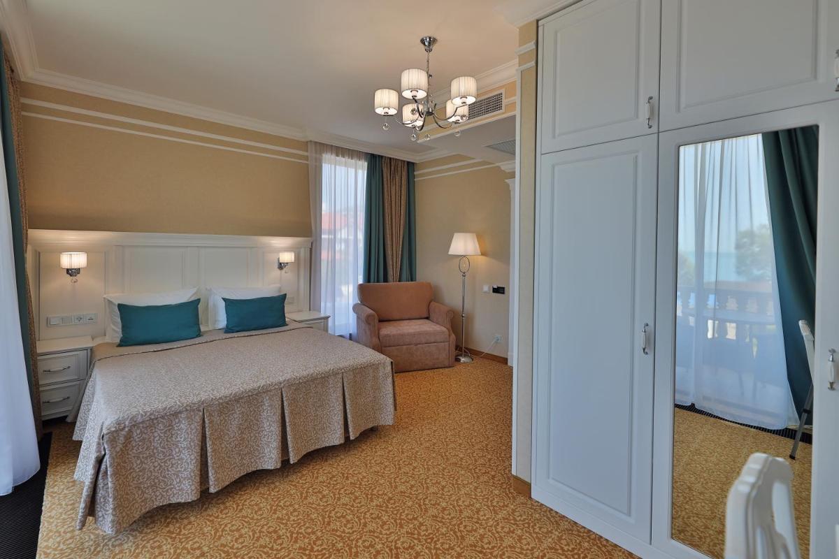 Dynasty Hotel - Housity