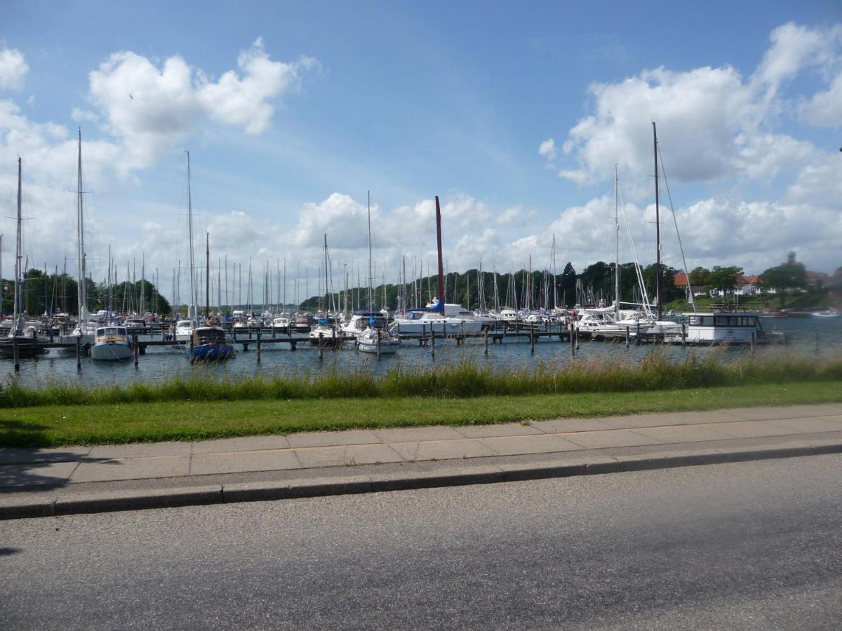Værelse i Augustenborg i stor villa - Housity