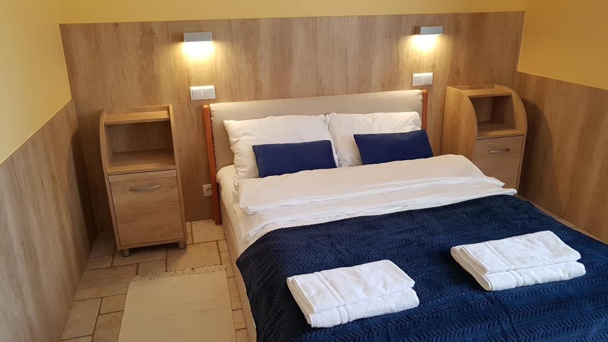 Gościniec Piast Pokoje i Camper Park - Housity