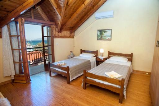 Fernanda's Traditional 2 floor house - Housity