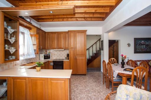 Fernanda's Traditional 2 floor house - Housity