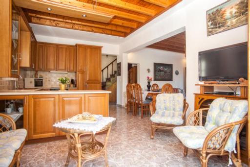 Fernanda's Traditional 2 floor house - Housity