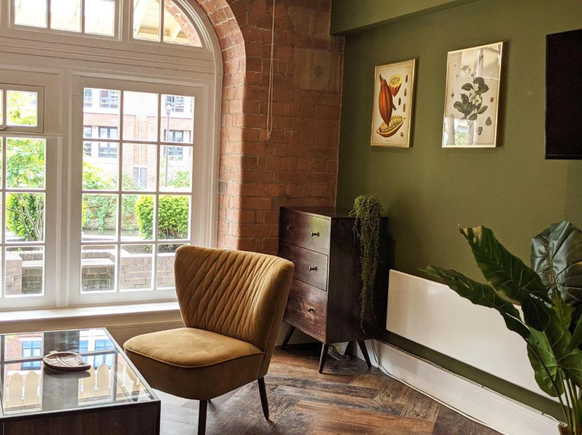 The Botanist's Hideout - Luxury Retreat with Parking - Housity