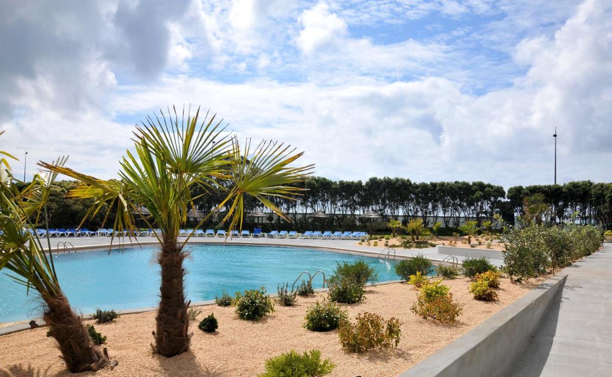 A piscina em ou perto de Axis Vermar Conference & Beach Hotel
