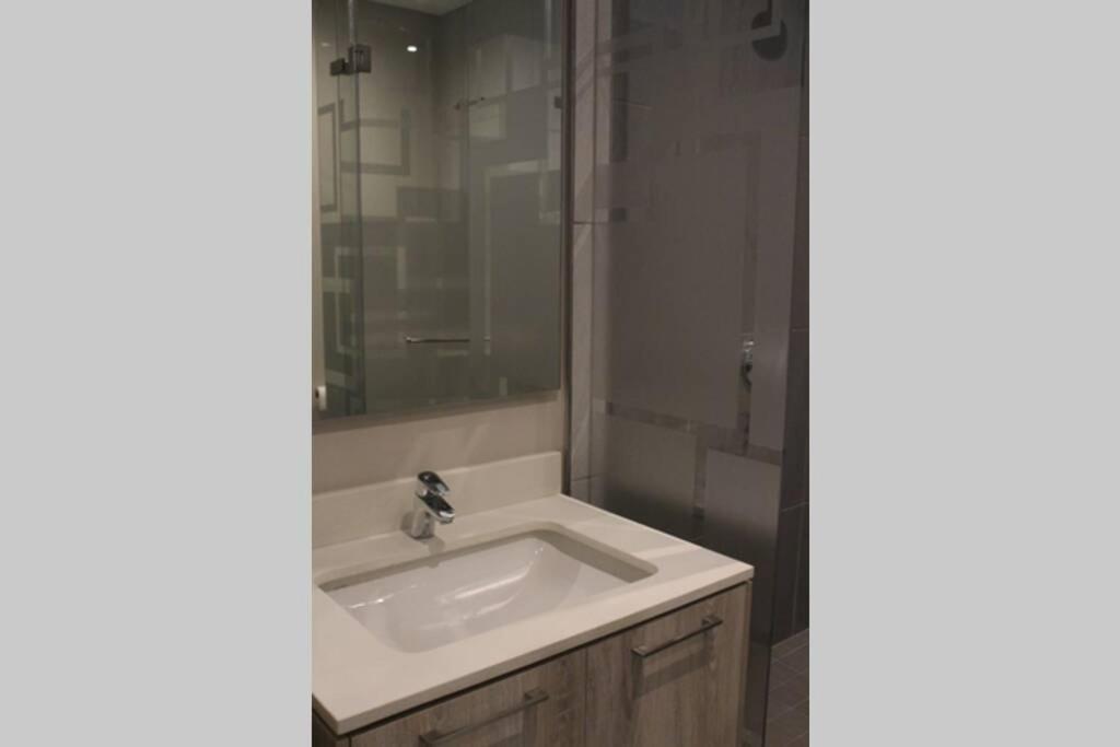 Suitetrails - Furnished, 1-bedroom, luxury apartment in Menlyn Maine