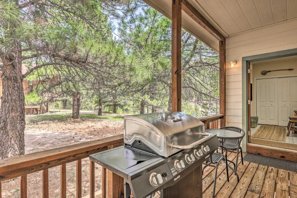 Charming Cloudcroft Cabin with Deck and Mtn Views - Housity