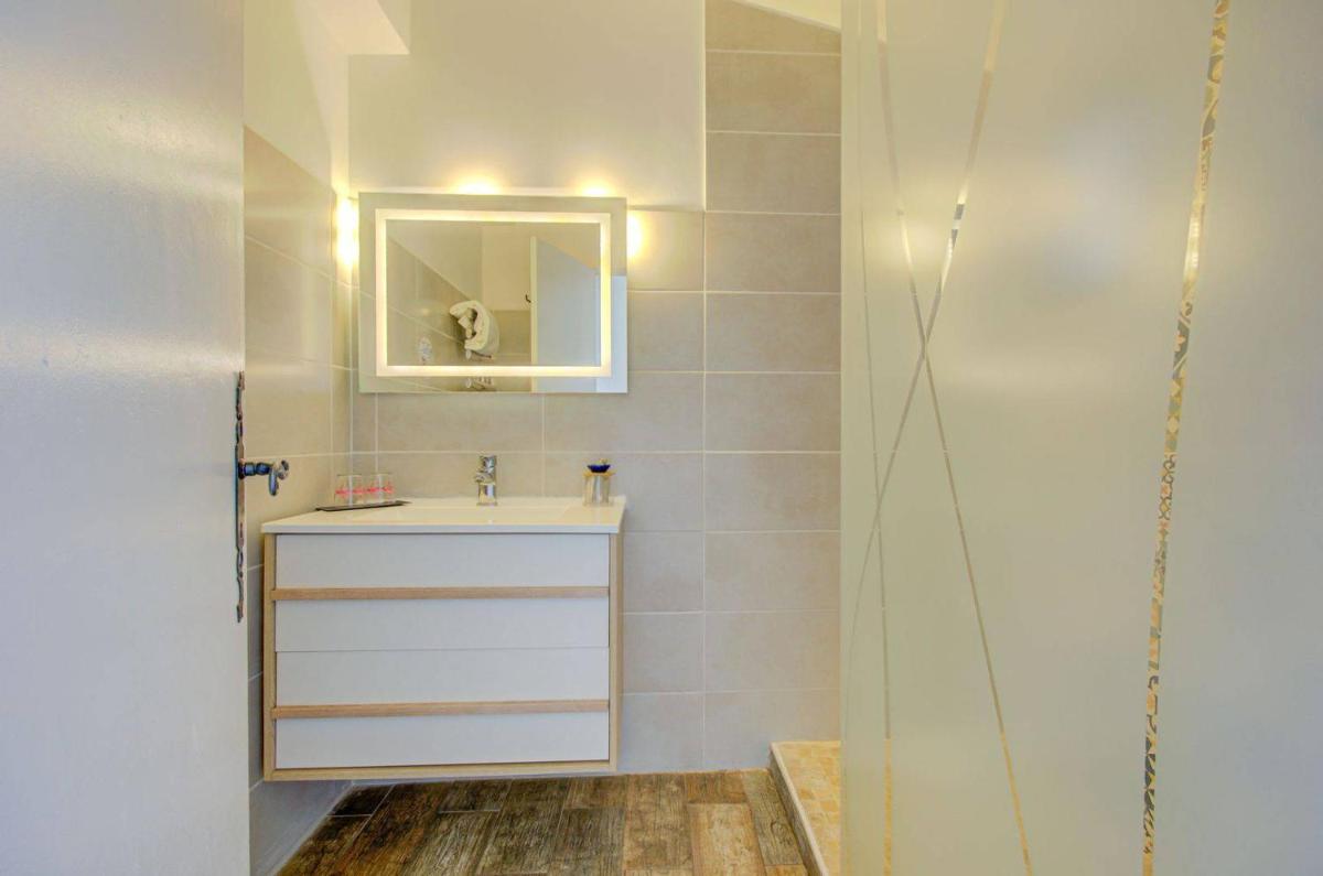 Salle de bains dans l'établissement Hôtel La Palunette