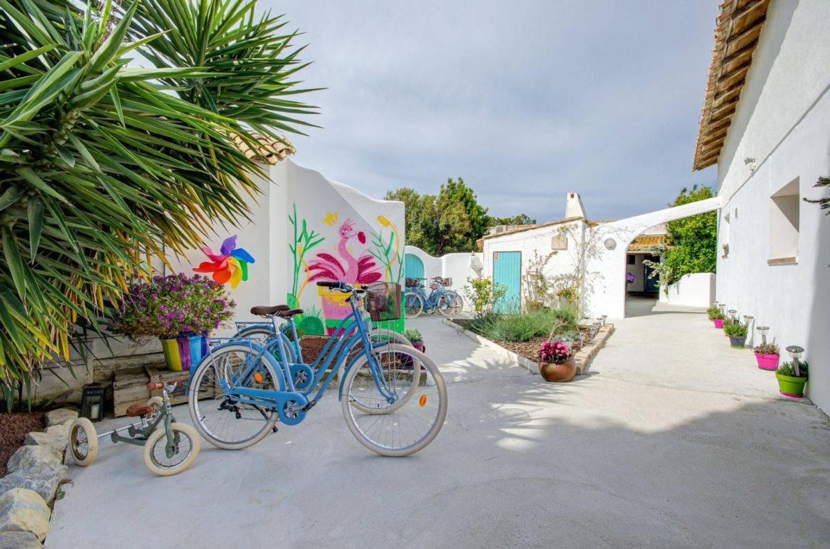 Deux vélos sont garés à côté d'un bâtiment dans l'établissement Hôtel La Palunette, à Saintes-Maries-de-la-Mer