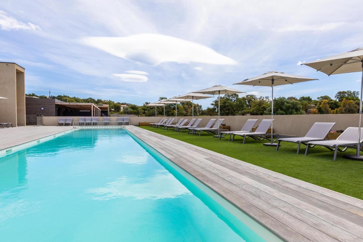Piscine de l'établissement Résidence Pierre & Vacances Premium Les Terrasses d'Arsella ou située à proximité Piscine de l'établissement Résidence Pierre & Vacances Premium Les Terrasses d'Arsella ou située à proximité