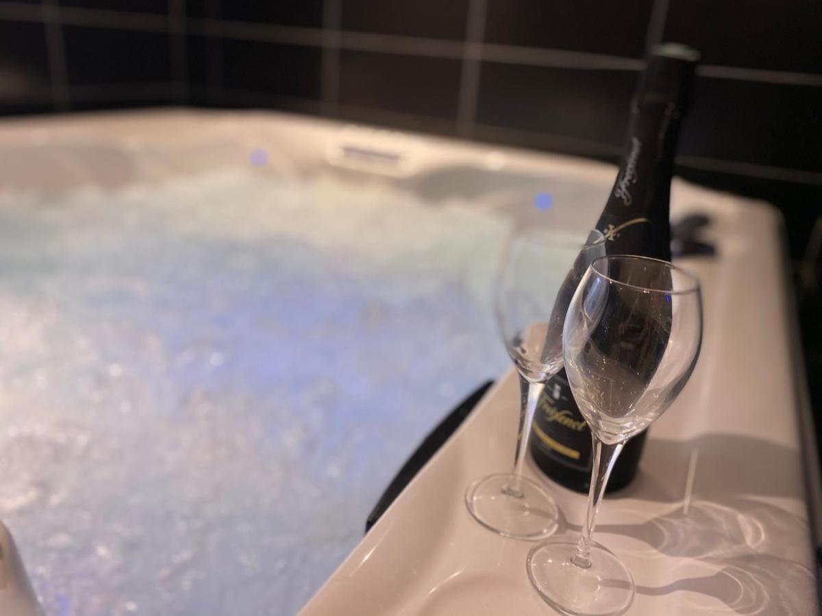 Escapade romantique - Jacuzzi et Parking privé - 002 - Housity