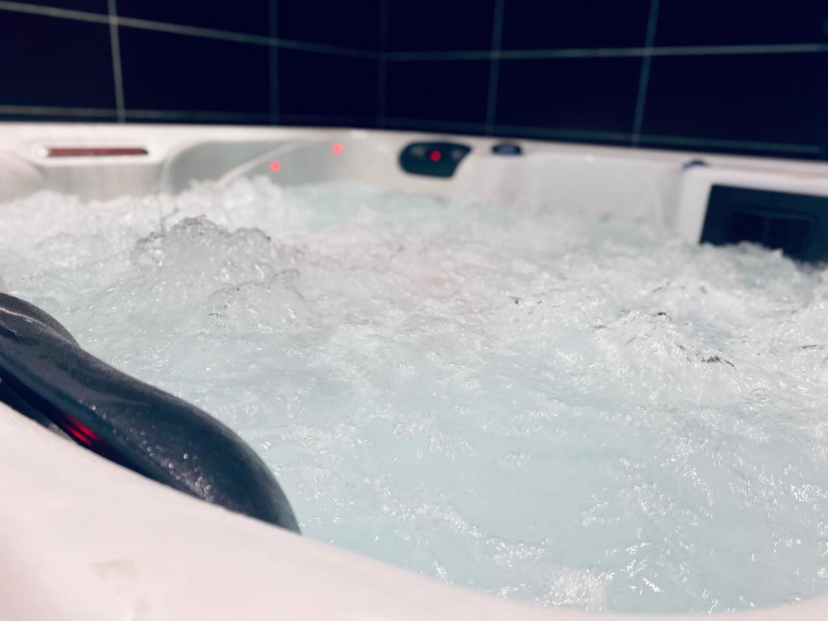 Escapade romantique - Jacuzzi et Parking privé - 002 - Housity