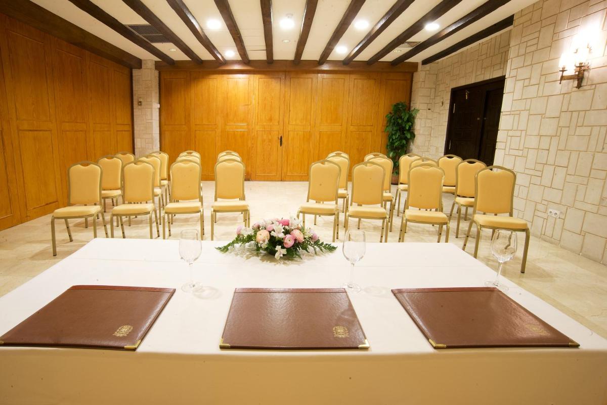 Zona business o sala de conferencias en Hotel Bon Sol Resort & Spa
