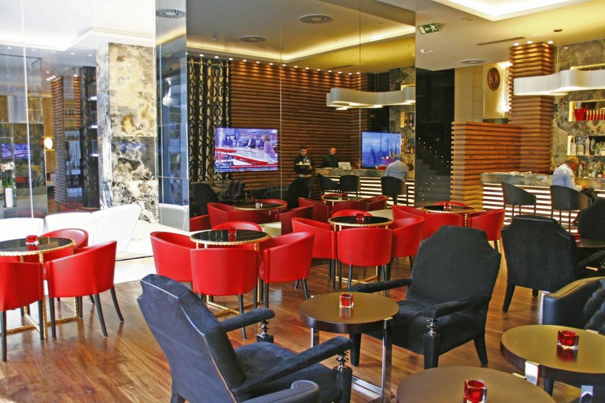 Un restaurante o sitio para comer en Gran Hotel Nagari Boutique & Spa