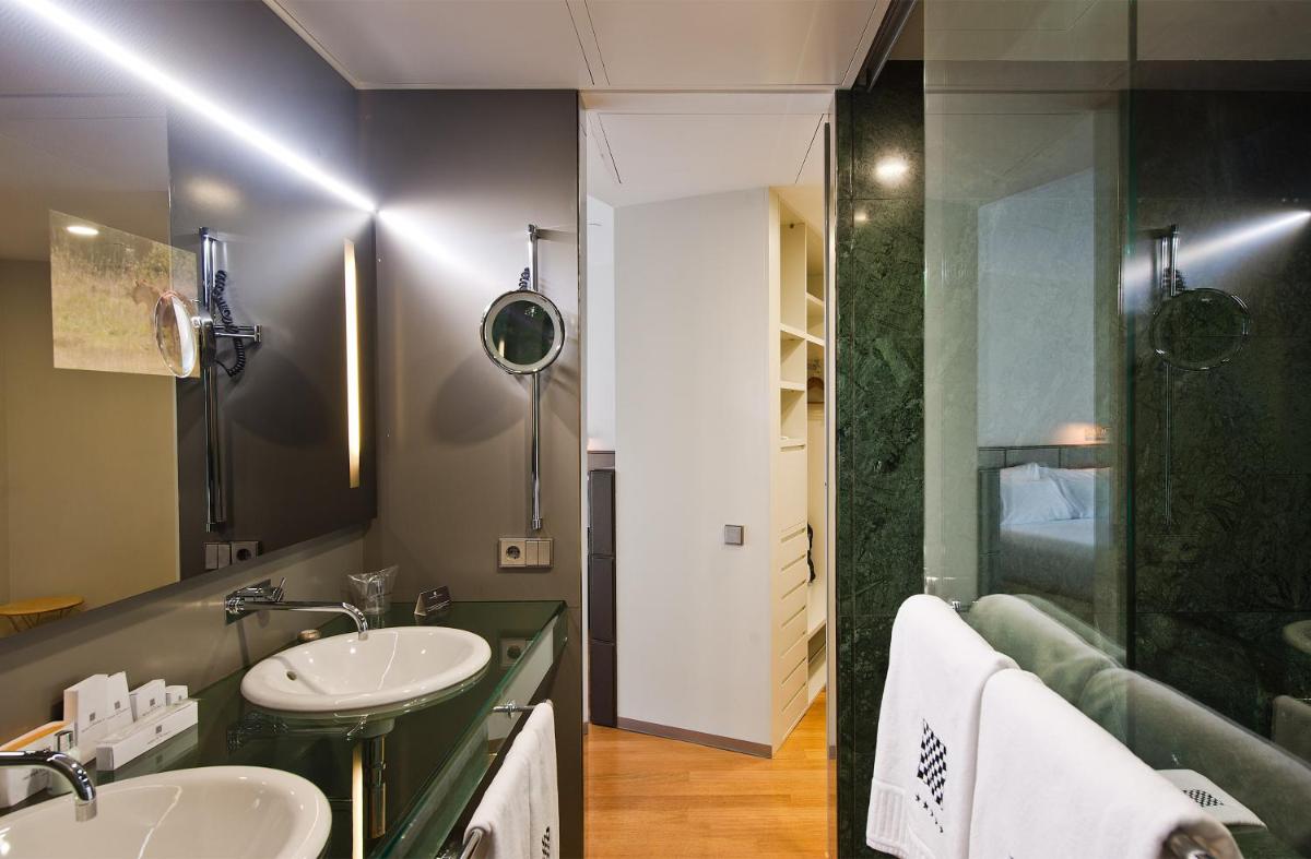 Un baño de Hotel Reina Petronila