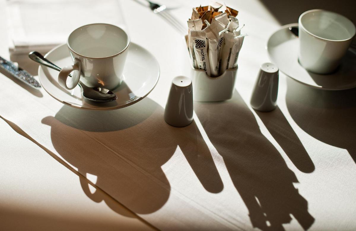 Utensilios para hacer té y café en Hotel Reina Petronila