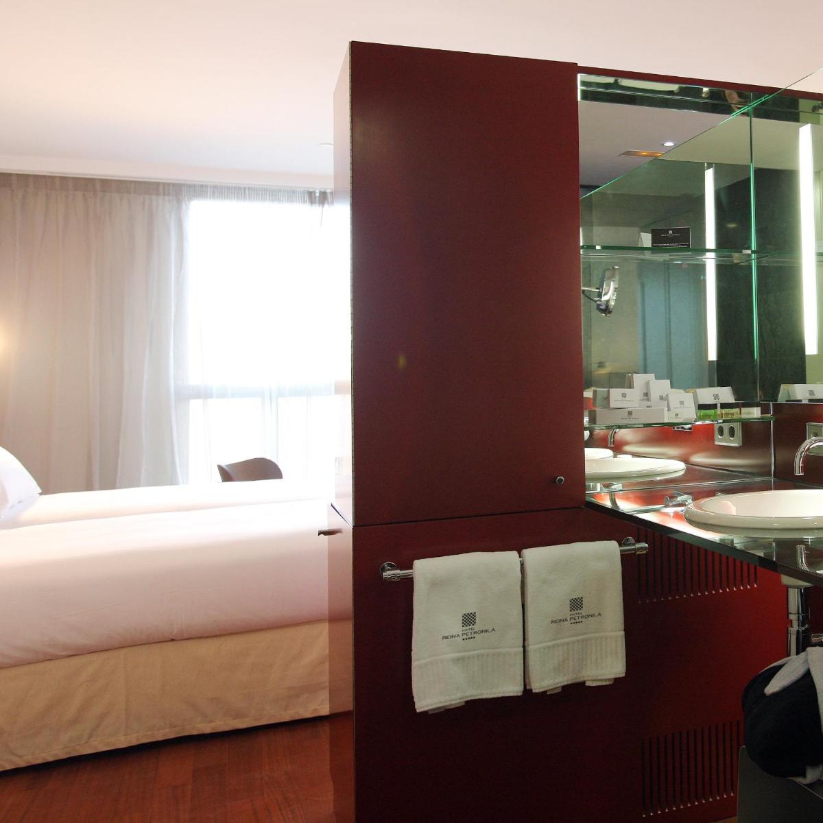 Cama o camas de una habitación en Hotel Reina Petronila