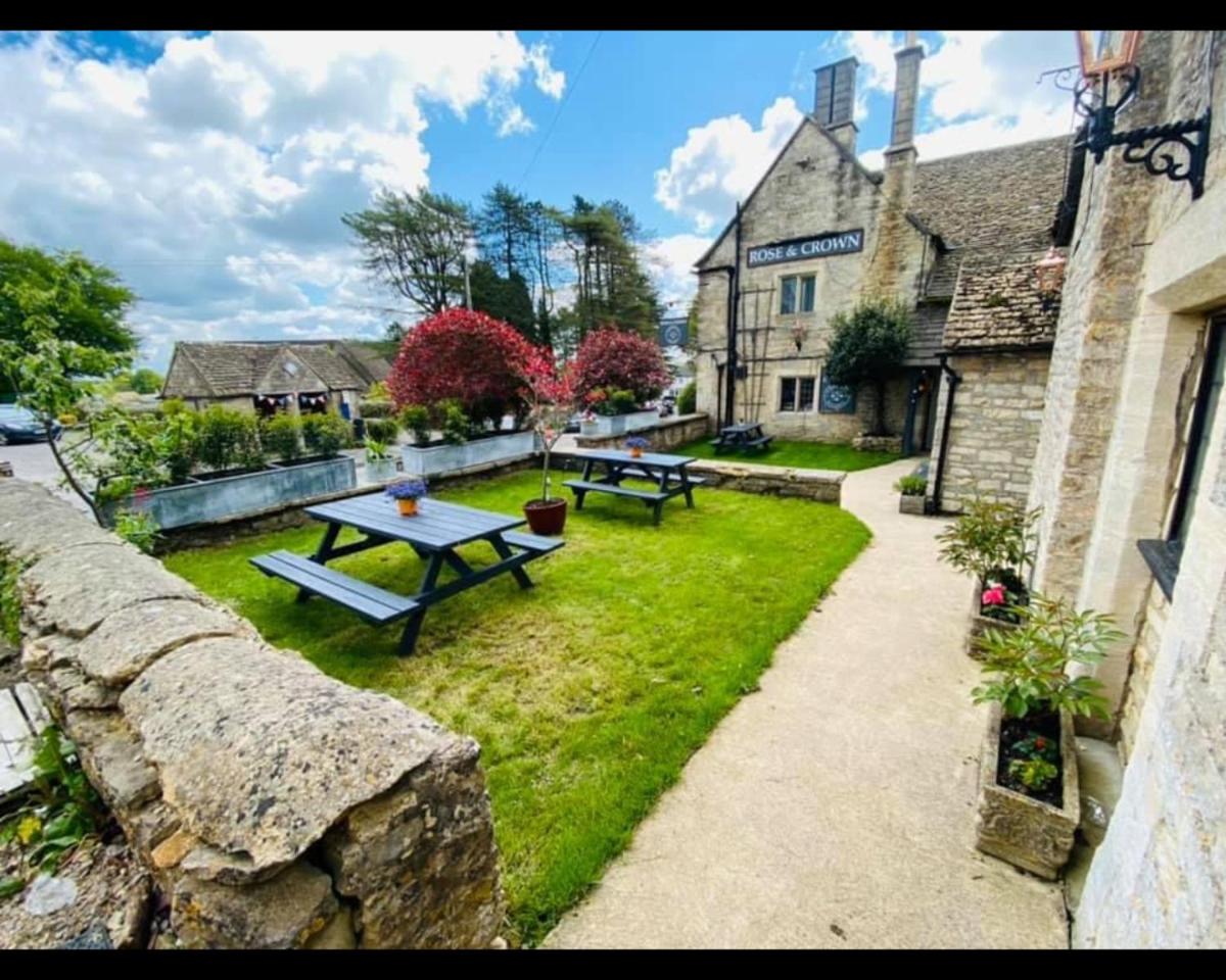 The Rose & Crown Farmhouse Kitchen - Housity