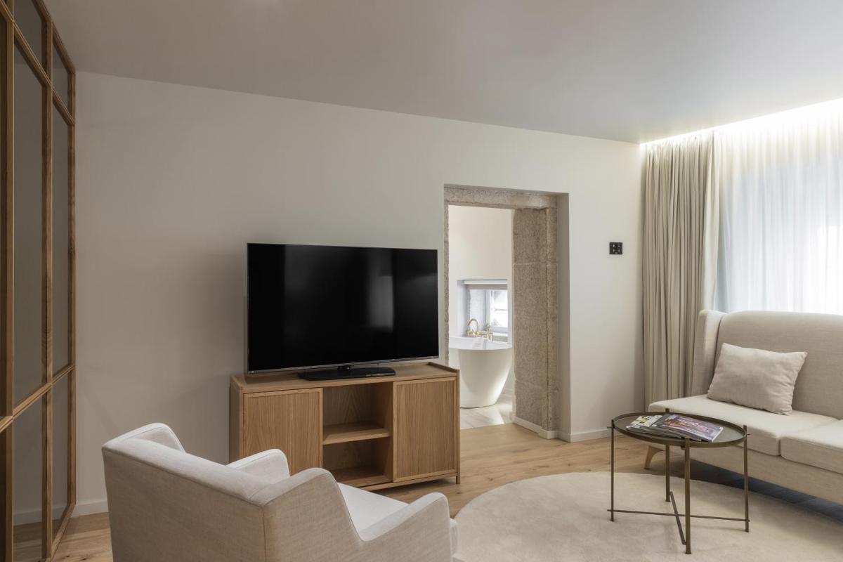 Uma televisão e/ou sistema de entretenimento em Casa da Companhia Hotel & Spa, Vignette Collection by IHG