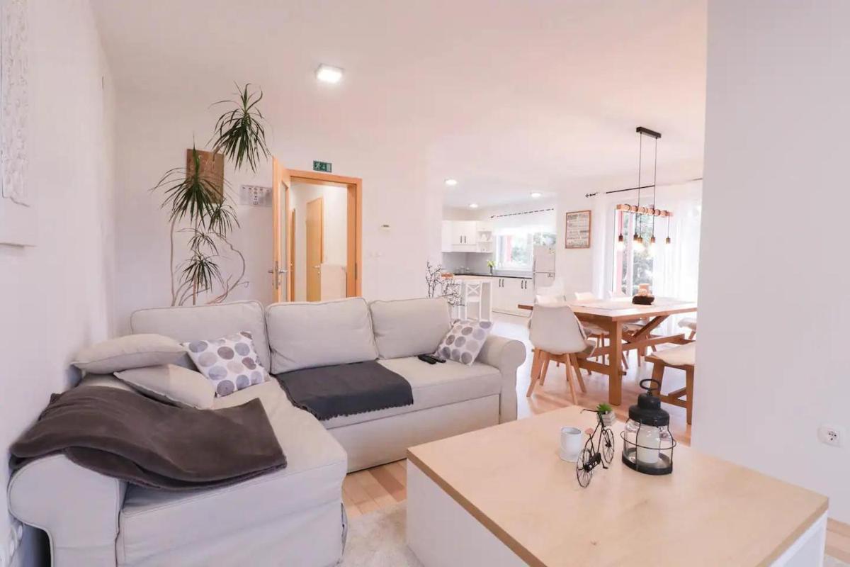 House Eden with Mountain Views - Housity