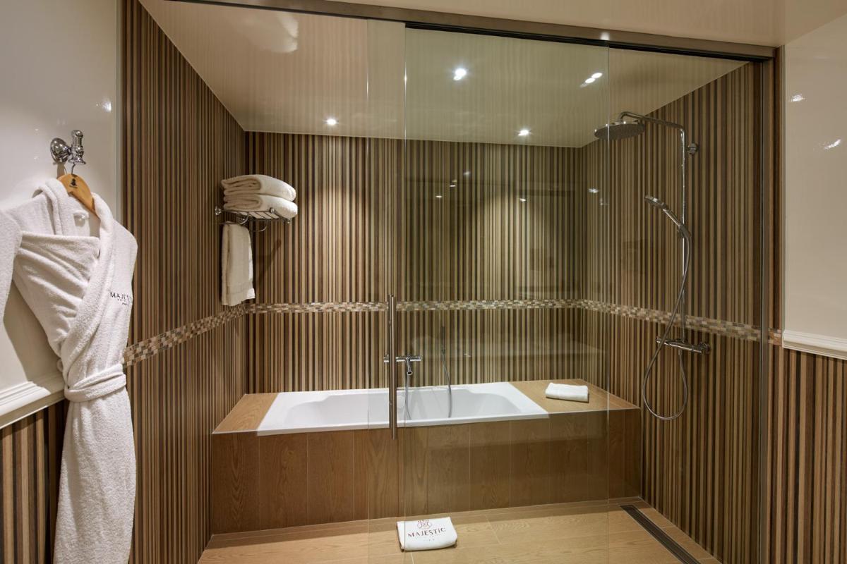 Salle de bains dans l'établissement Majestic Hotel Spa - Champs Elysées