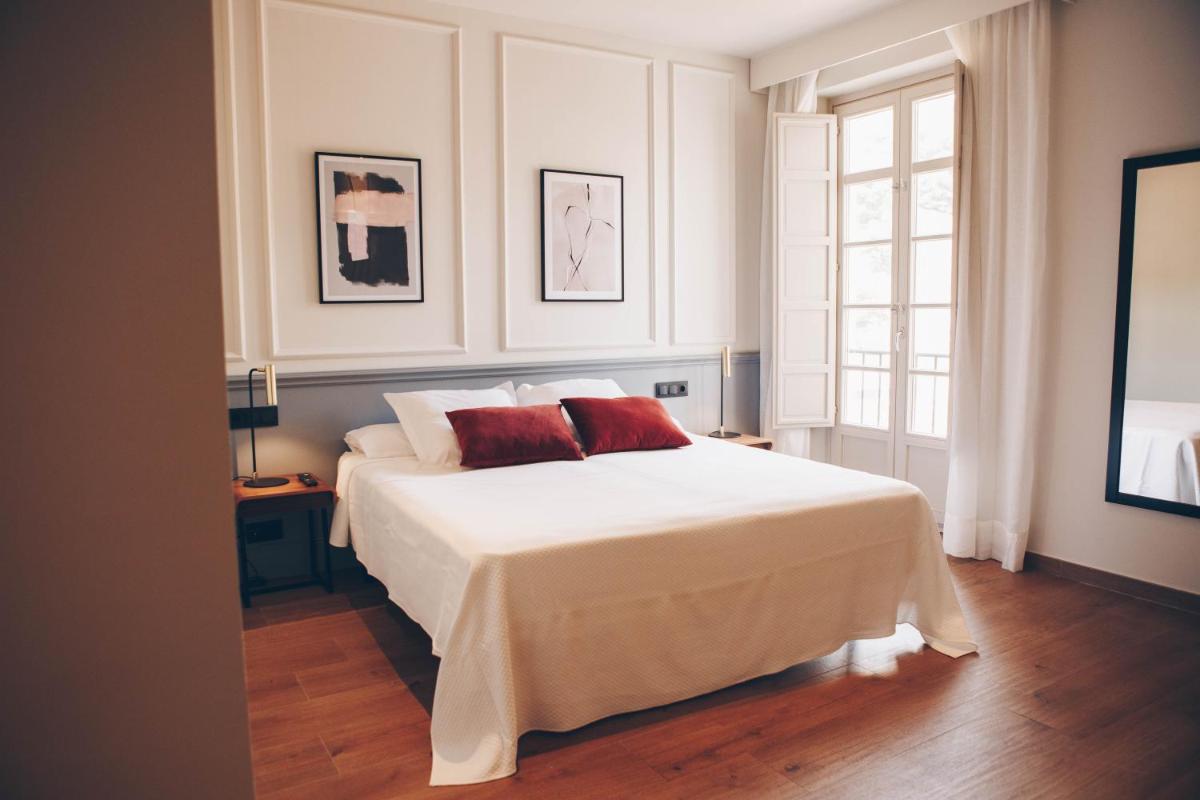 Alcazaba Premium Hotel - Housity