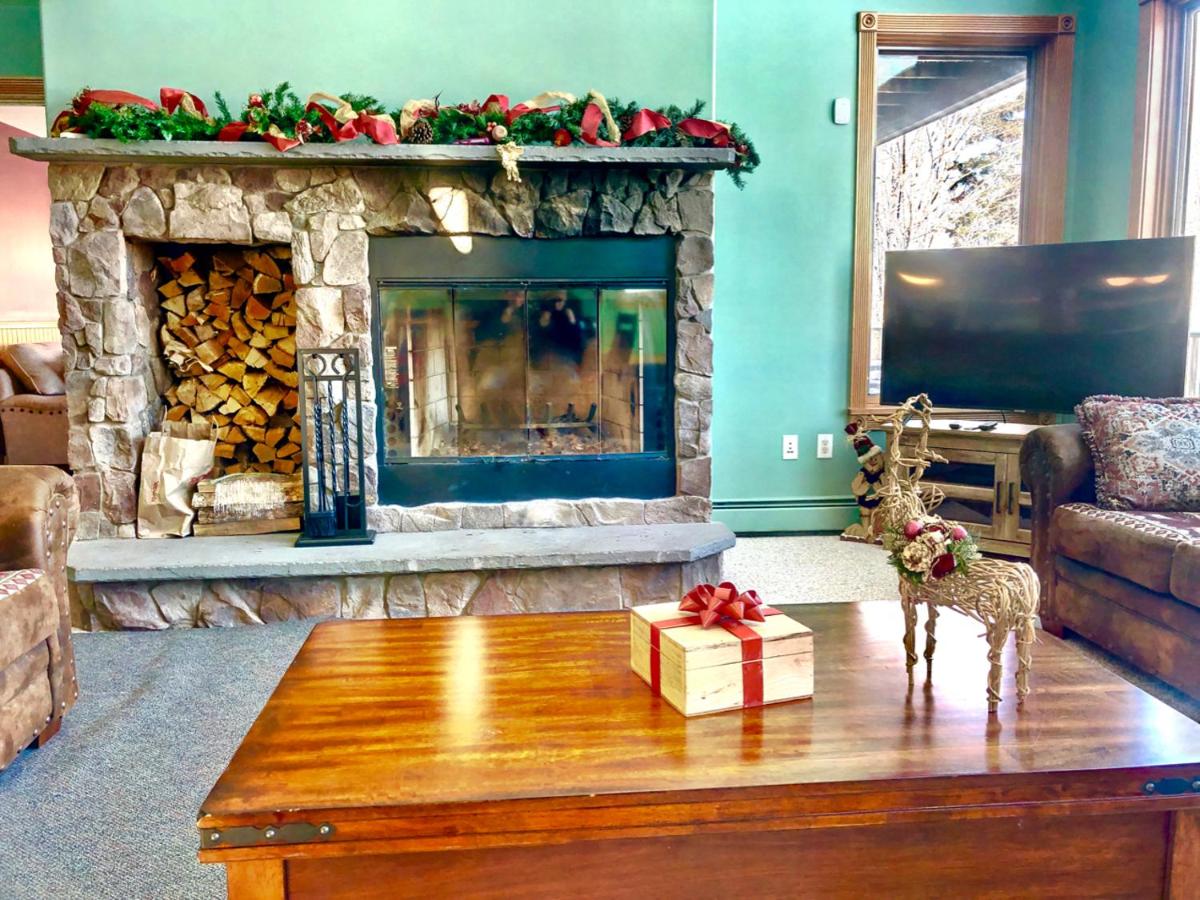 P5 Ski-in Ski-out rare find Presidential View single family with garage pool table ping pong - Housity