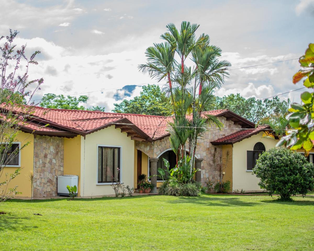 Linda casa de verano con amplias zonas verdes - Housity