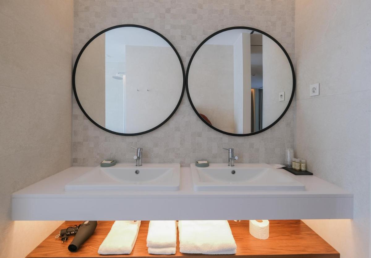 Uma casa de banho em Hotel Vouga