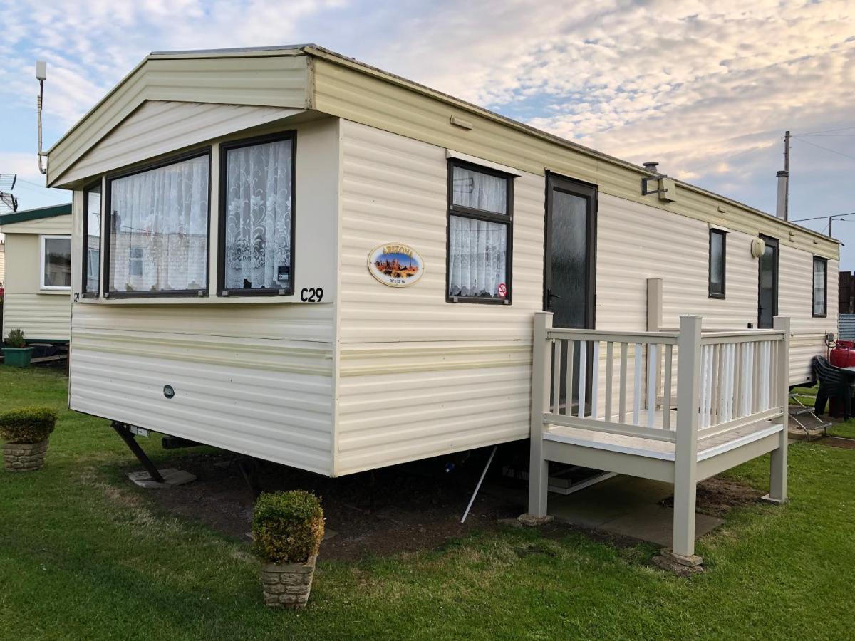 Norfolk Poppy Caravan - Sleeps 4 - WiFi and Sky TV Included - Housity