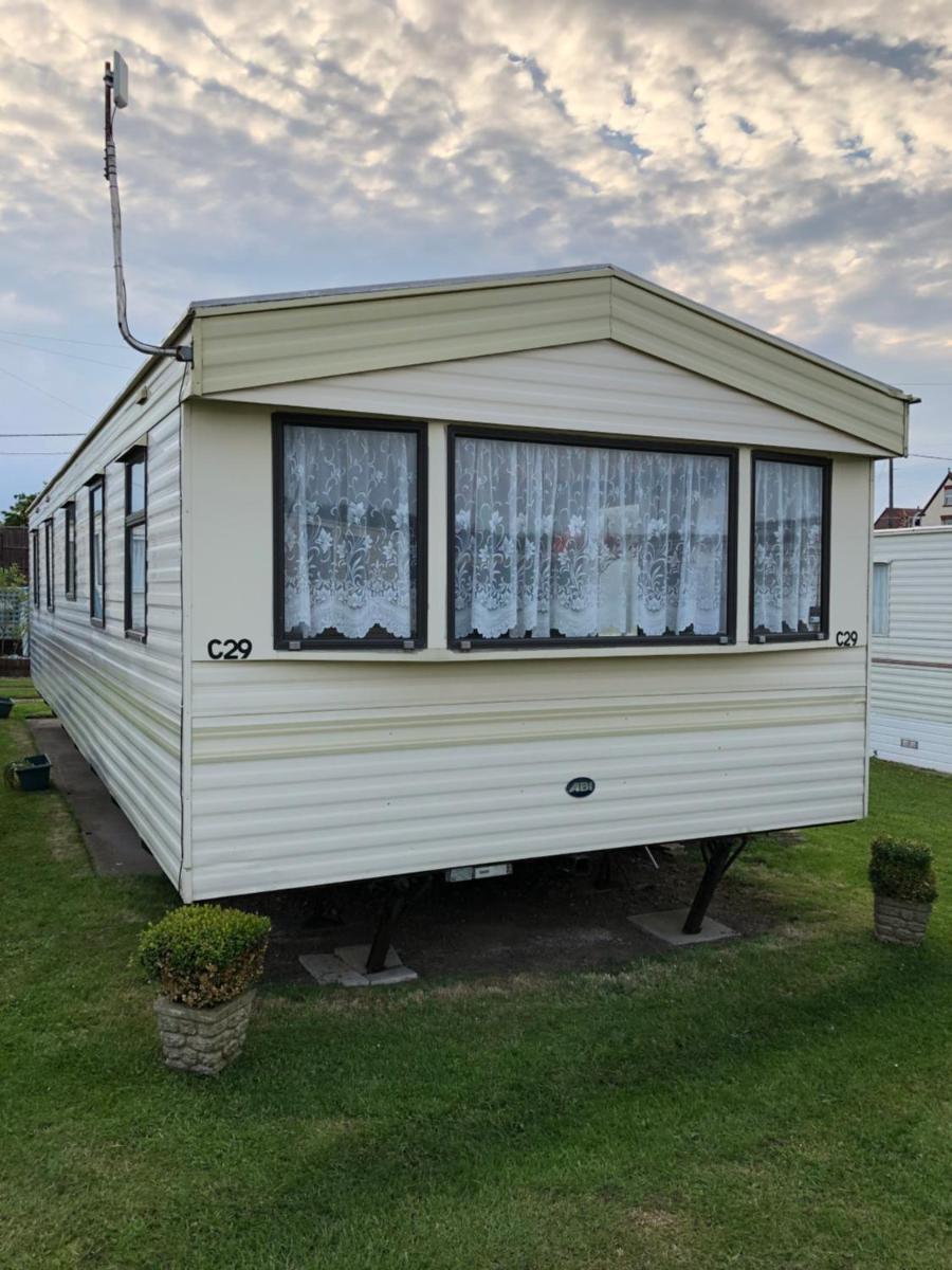 Norfolk Poppy Caravan - Sleeps 4 - WiFi and Sky TV Included - Housity