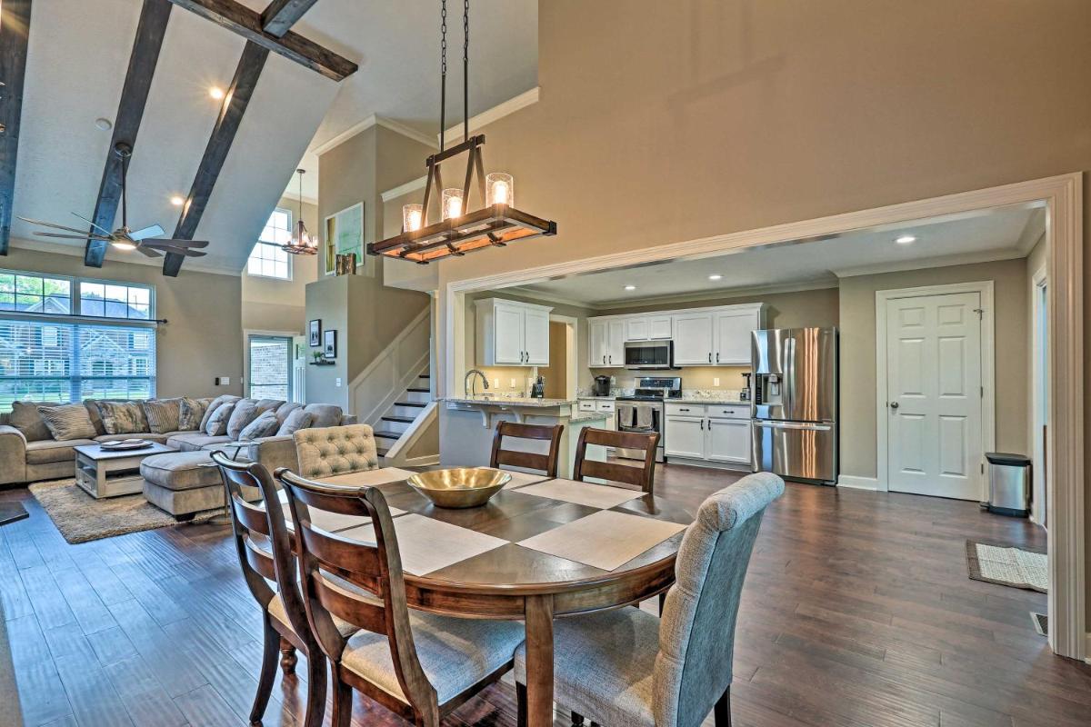 Spacious Family Home with Fire Pits, Large Yard - Housity