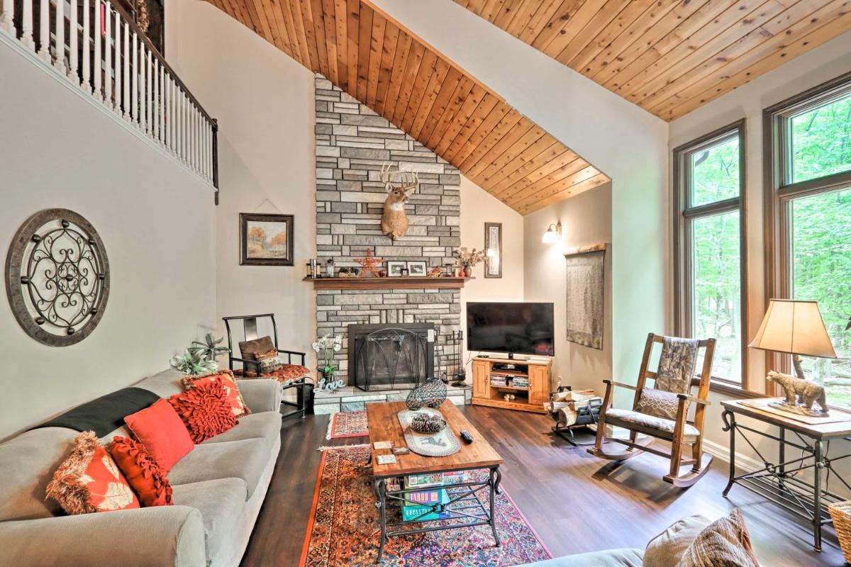Relaxing Eagle Rock Resort Home - 1 Block to Lake! - Housity