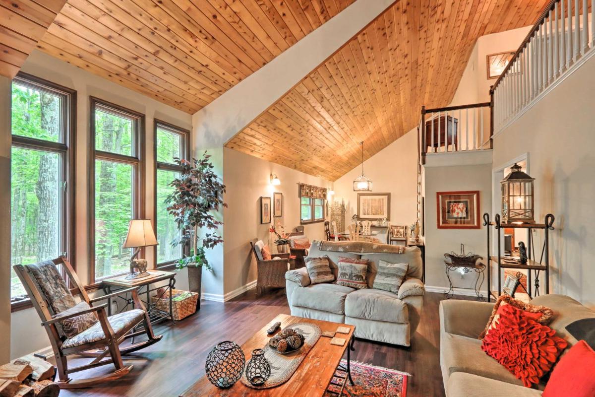 Relaxing Eagle Rock Resort Home - 1 Block to Lake! - Housity