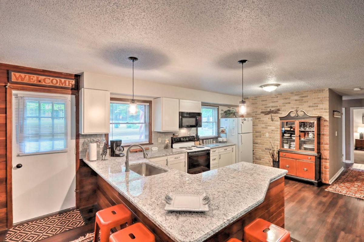 Relaxing Eagle Rock Resort Home - 1 Block to Lake! - Housity