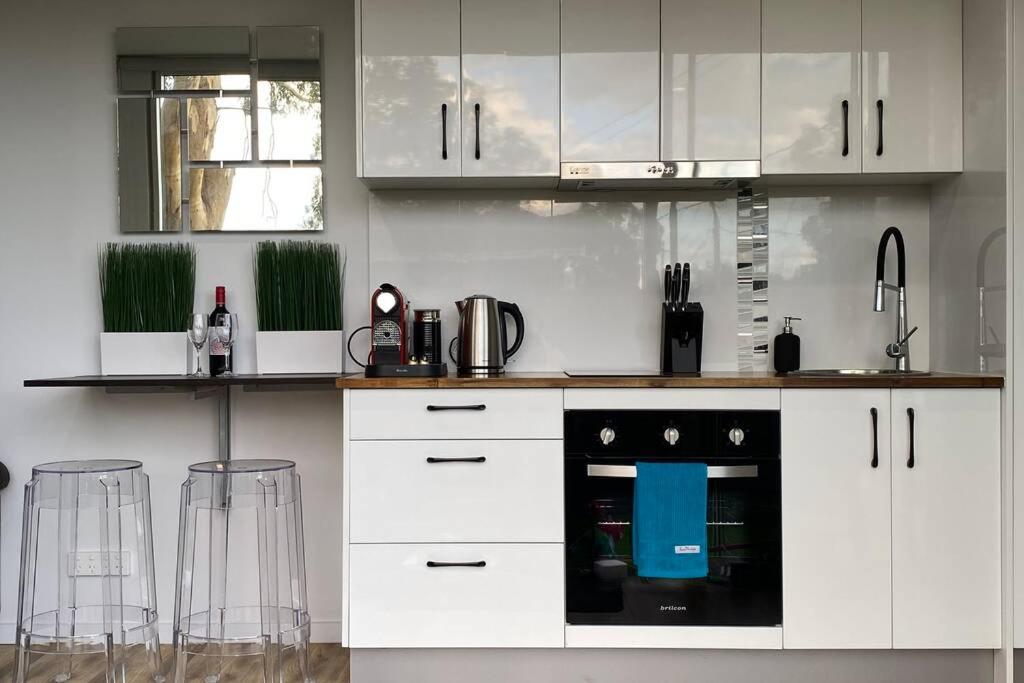 Tiny House in Belconnen 1BR Self Contained Wine - Housity