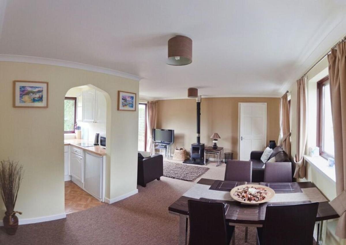 3 Bed Cottage with Hot Tub & Near New Quay Wales - Housity