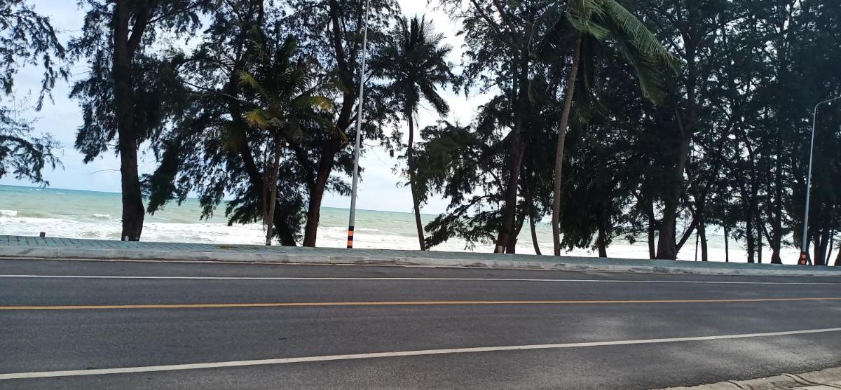 Sammy Seaview Mae Ramphueng Beach Front Golden Elephant บ้านช้างทองวิวทะเลหน้าหาดแม่รำพึง - Housity