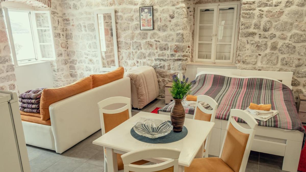 Sunny Port Apartment & Rooms - Housity