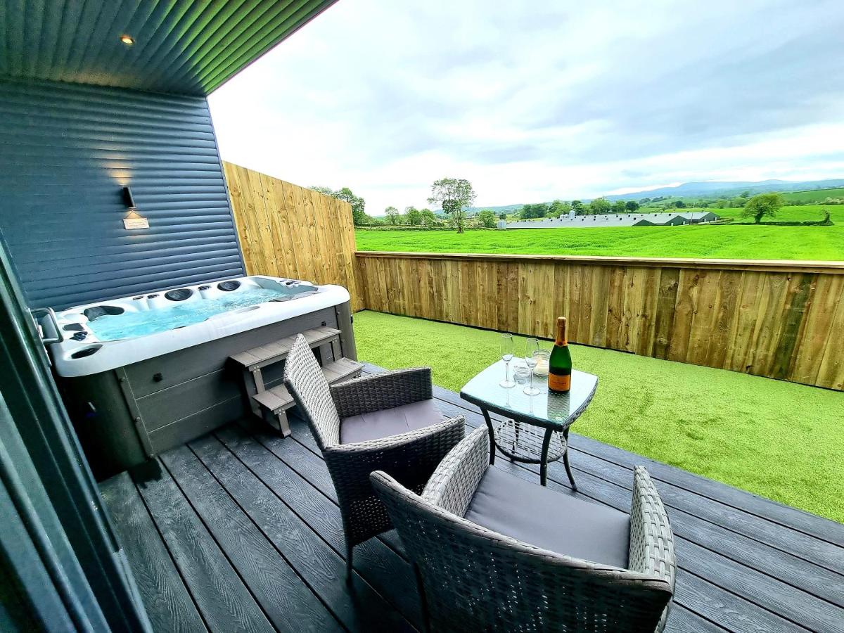 Yaseva Lodge, Stylish Country Retreat for 2, Hot Tub, Exceptional Views! - Housity
