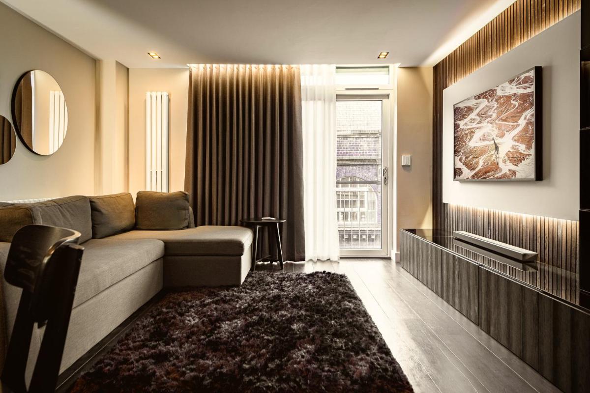 The Acacia, Luxury with Private Balcony + Parking - Housity