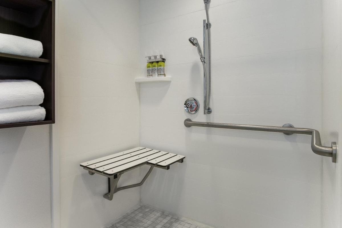 Holiday Inn Express-International Drive, an IHG Hotel - Housity