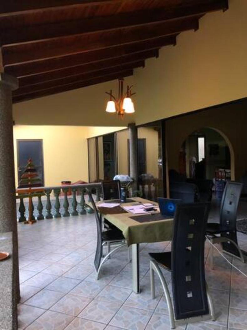 Linda casa de verano con amplias zonas verdes - Housity