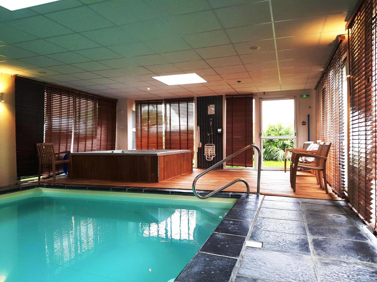 Piscine de l'établissement ibis Styles Morlaix ou située à proximité