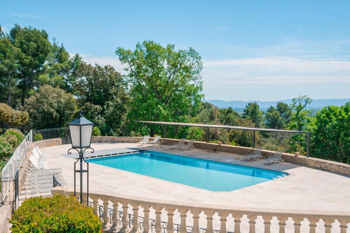 Piscine de l'établissement La Bastide De Tourtour Hotel & Spa ou située à proximité